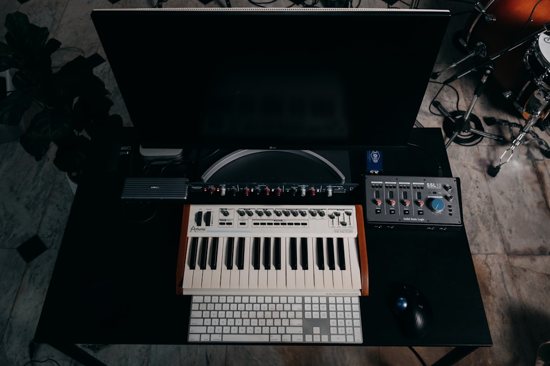 Roland A-49 vs Novation Launchkey Mini 37 MK4 比較｜初心者はどっちを選ぶべき？
